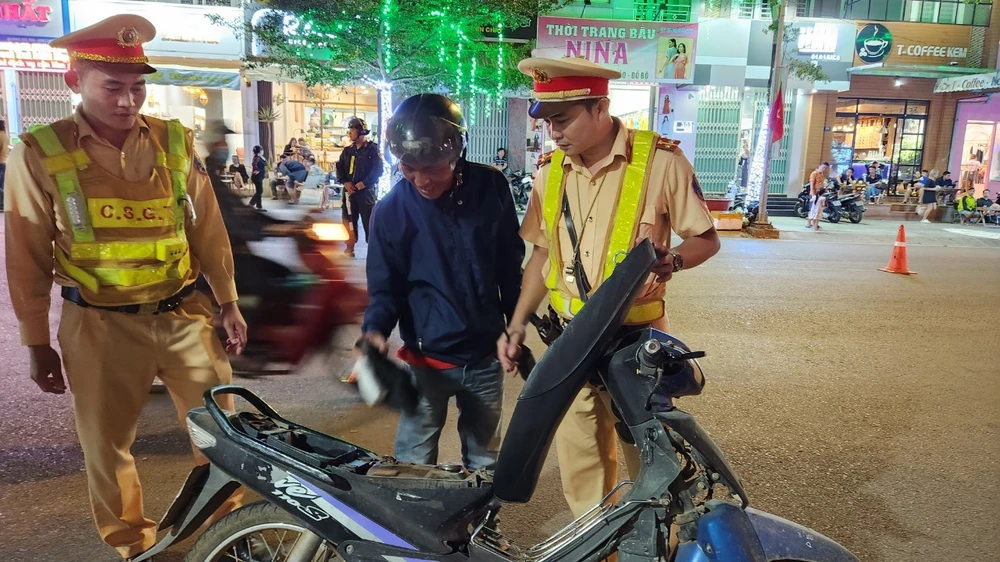 CSGT kiểm tra phương tiện vi phạm. Ảnh: TV