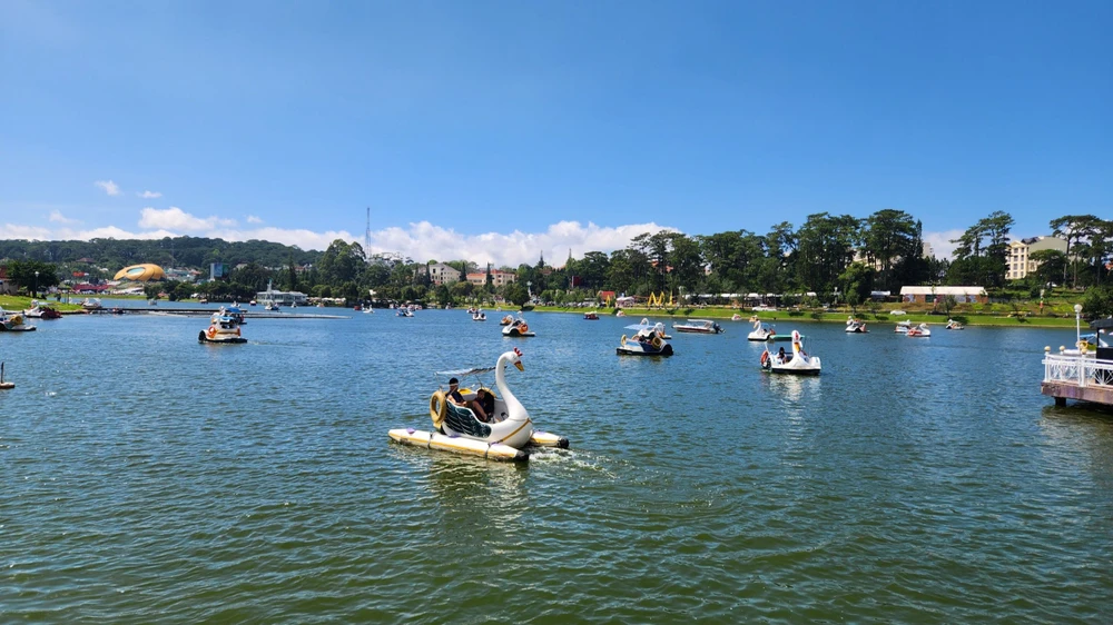 Buổi sáng trong lành trên Hồ Xuân Hương. Ảnh: VT