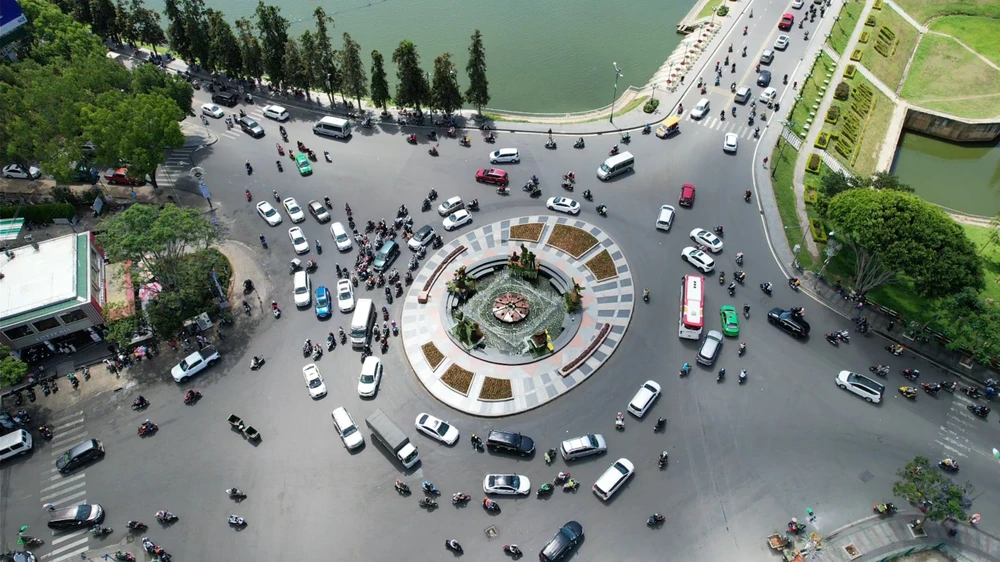 Du khách có xu hướng sử dụng xe cá nhân đi tự do thay vì đăng ký thông qua qua các hãng khai thác lữ hành. Ảnh: VT