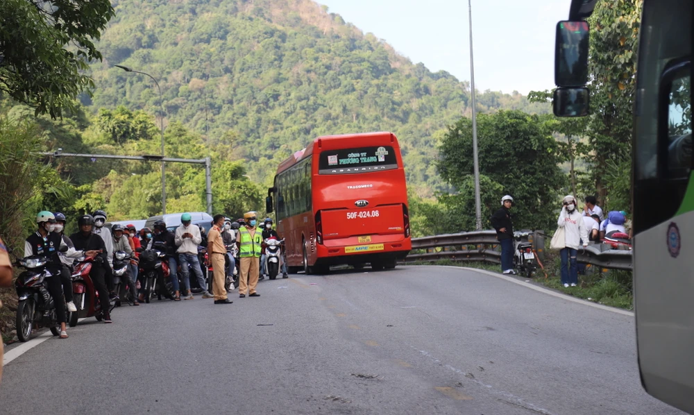 Lực lượng CSGT đã có mặt để điều tiết giao thông. Ảnh: VT