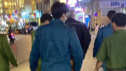 Công an bắt JacoBus Johannes Kenter tại 1 trụ ATM ở phường 1