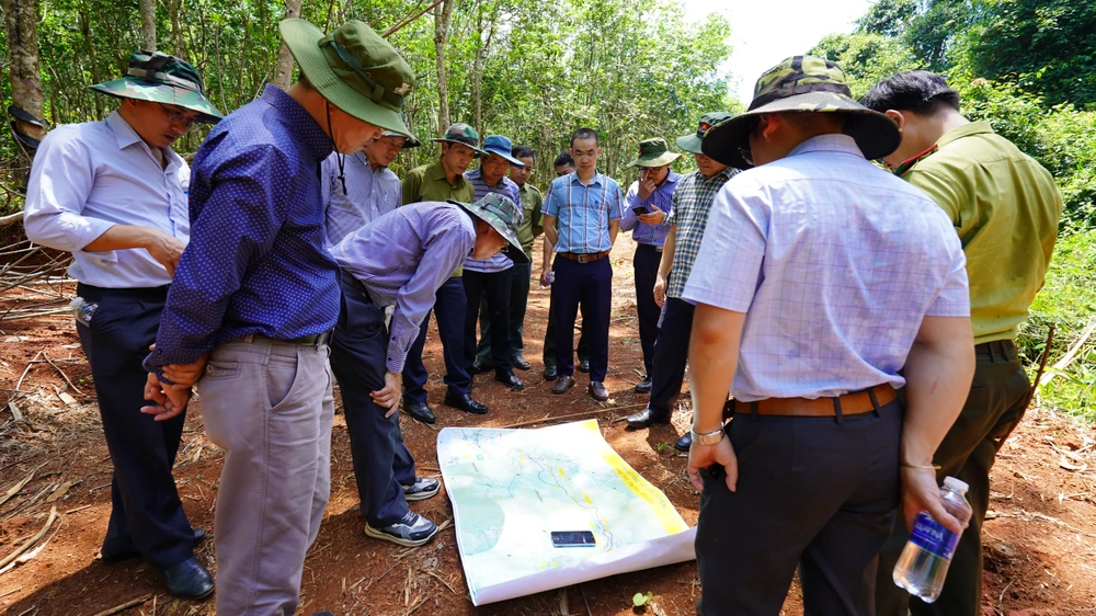 Phó Chủ tịch UBND tỉnh Lâm Đồng yêu cầu BQL dự án và các đơn vị liên quan triển khai ngay việc cắm mốc, giải phóng mặt bằng ngoài hiện trường. Báo cáo Chủ tịch UBND tỉnh trong tháng 5.