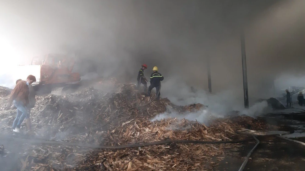 Cháy xưởng sản xuất viên nén mây tre xuất khẩu. Ảnh: VT