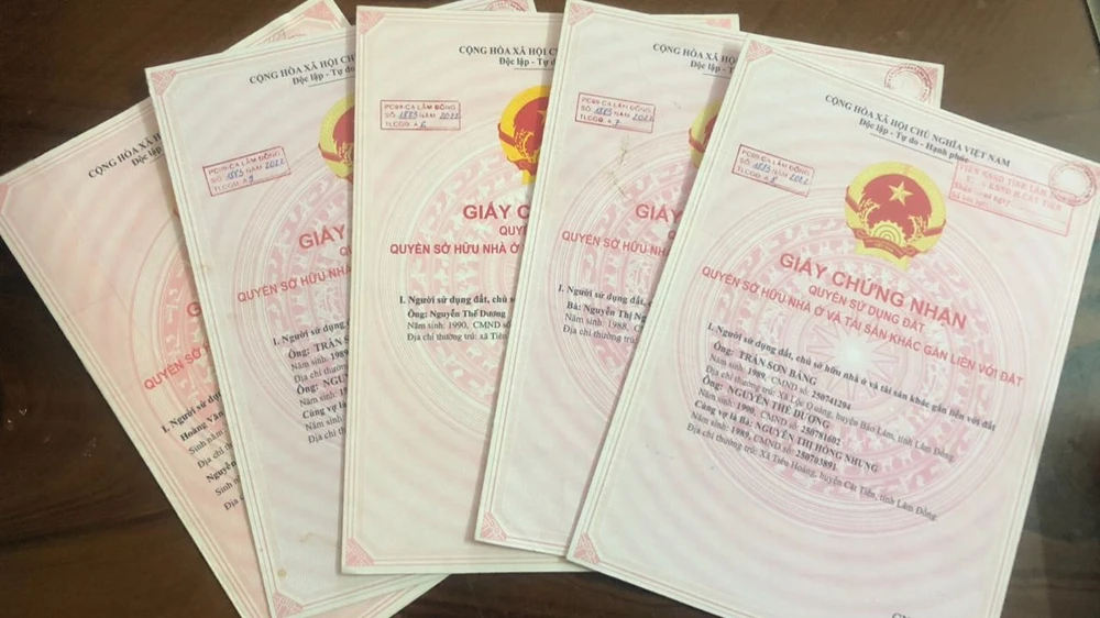 Sổ hồng giả Nga đem cầm cho nhiều người để lấy tiền. Ảnh: CA