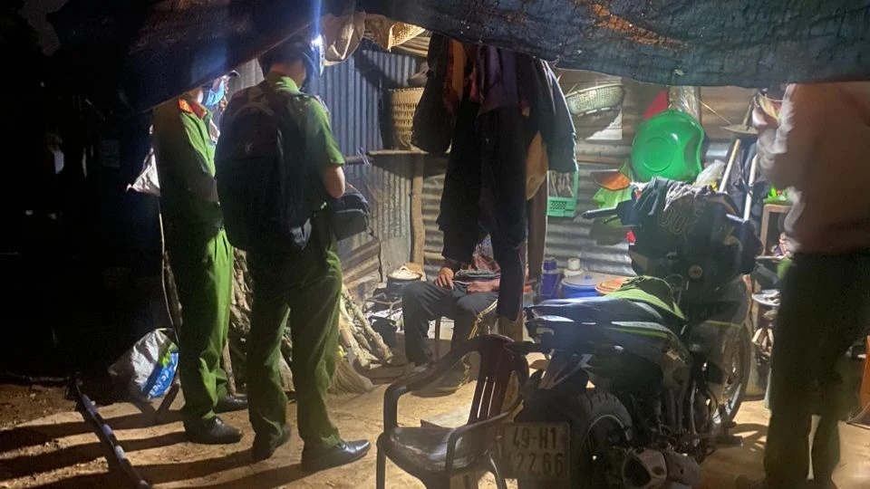 Công an huyện Bảo Lâm tìm đến tận phòng trọ để làm thủ tục cấp CCCD. Ảnh: VT