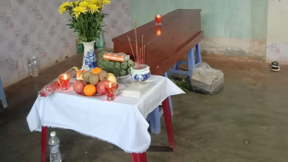 Gia đình cháu Phúc rất khó khăn. Ảnh: GĐCC