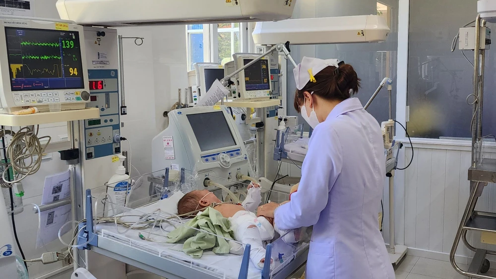 Cháu bé vẫn phải chạy máy. Ảnh: VTV