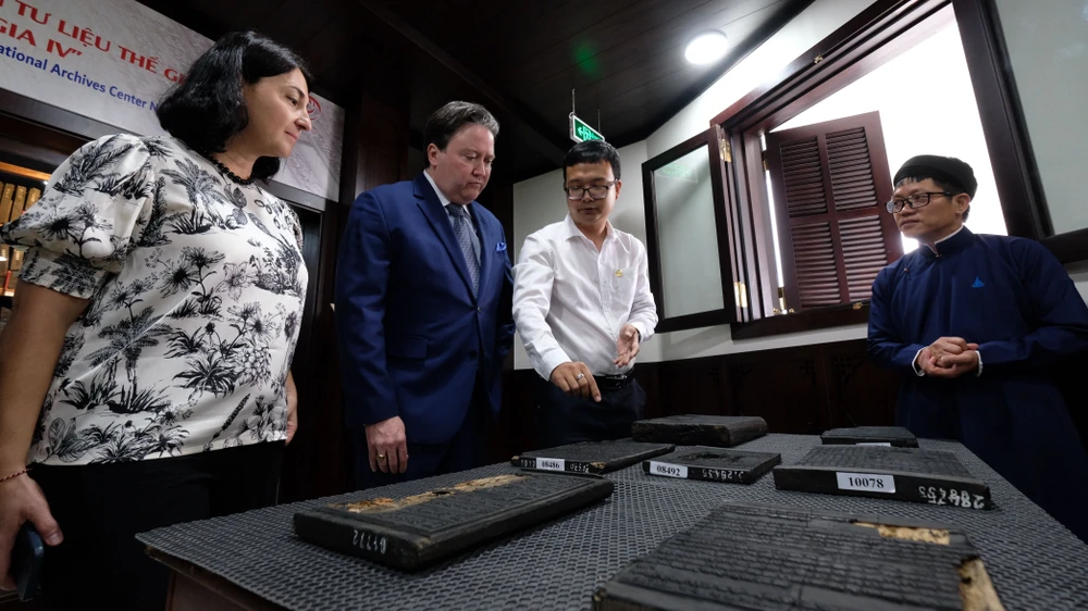 Các chuyên gia đã xử lý, bảo tồn bằng phương pháp Paraloid B72. Ảnh: VT