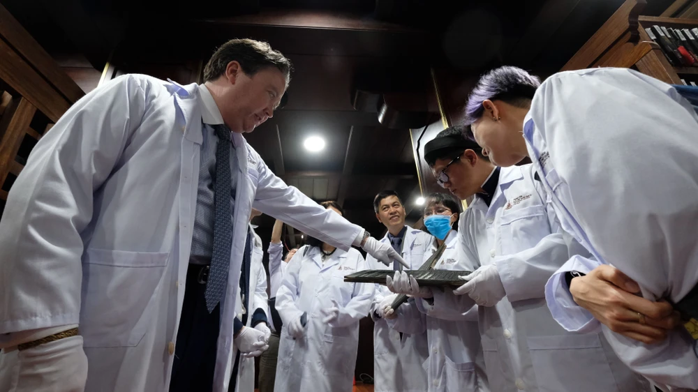 Đại sứ Mỹ tại Việt Nam Marc Knapper thăm khu lưu trữ Mộc bản Triều Nguyễn tại Trung tâm Lưu trữ Quốc gia IV (Đà Lạt). Ảnh: VT