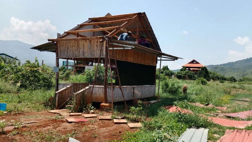 Tháo dỡ nhà những căn nhà trên đảo mà Hoàn Xuyến đã chiếm và dựng lên
