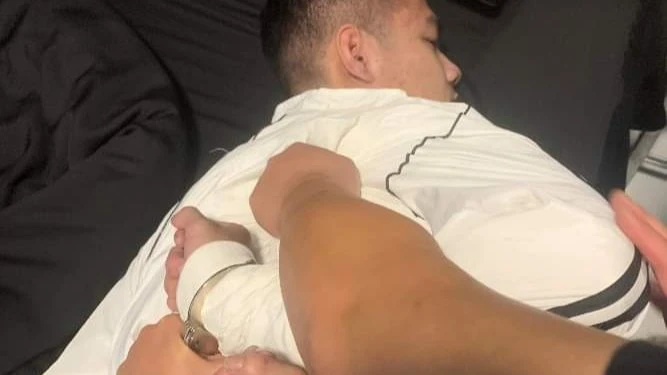 Phạm Xuân Triệu bị khống chế, bắt giữ. Ảnh: CAĐL