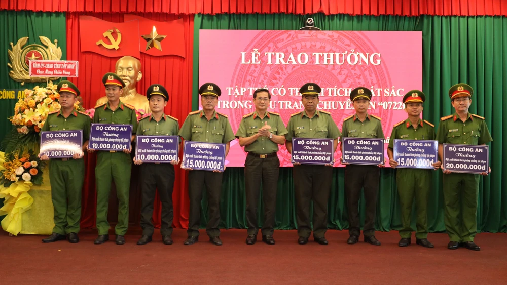 Đại tá Nguyễn Văn Trãi, Giám đốc Công an tỉnh Tây Ninh, trao thưởng cho các lực lượng tham gia phá án. Ảnh: VÕ TÙNG