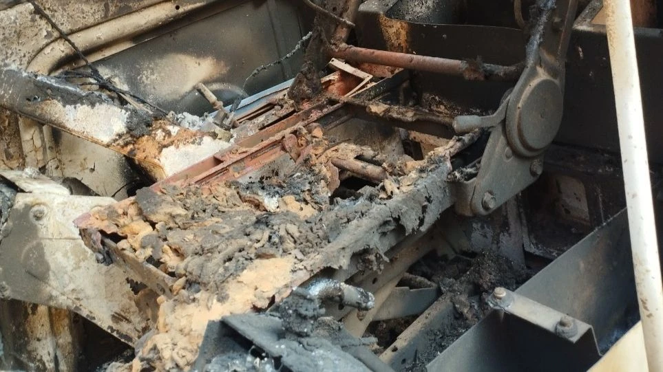 Chiếc máy xúc bị đốt cháy rụi. Ảnh: HN