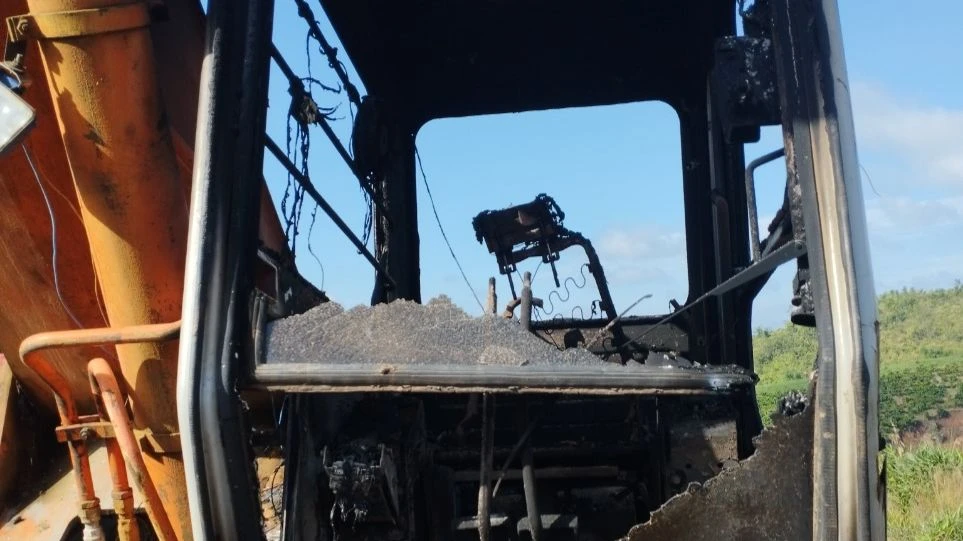 Hai máy xúc trị giá hàng tỉ đồng bị đốt. Ảnh: HN