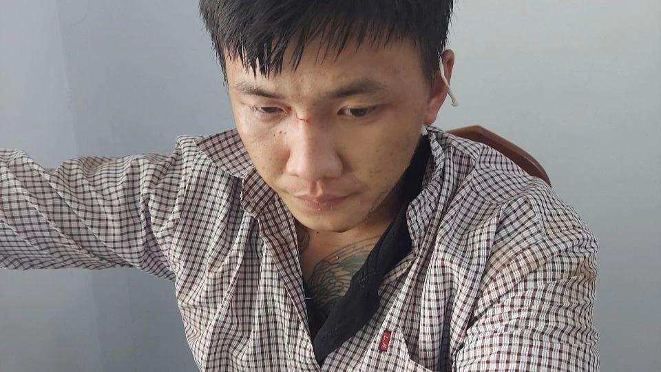 Huy bị bắt giữ sau khi giật túi xách làm người phụ nữ ngã xuống đường. Ảnh: VT