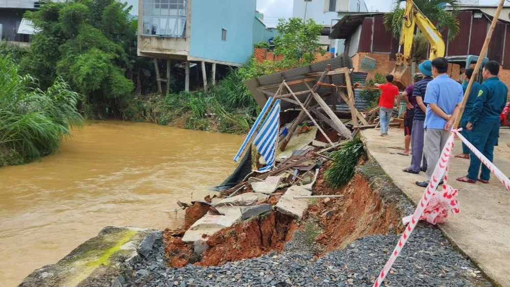 Bí thư Thành ủy Bảo Lộc kiểm tra hiện trường vụ sạt lở. Ảnh: VT