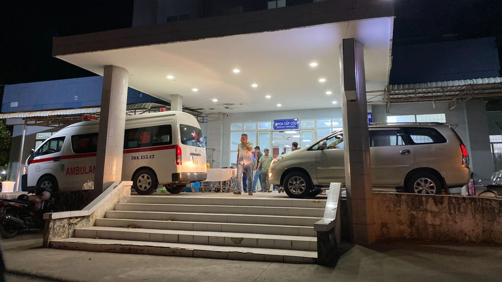 Cả 3 cha con ông Linh phải chuyển đến bệnh viện tuyến tỉnh cấp cứu, điều trị. Ảnh: TG