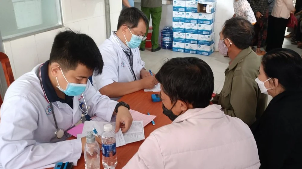 Bệnh viện Chợ Rẫy tổ chức khám chữa bệnh ở xã Lộc Thành. Ảnh: TH