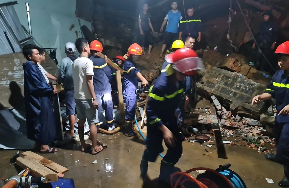 Nhiều lực lượng, phương tiện tham gia cứu hộ