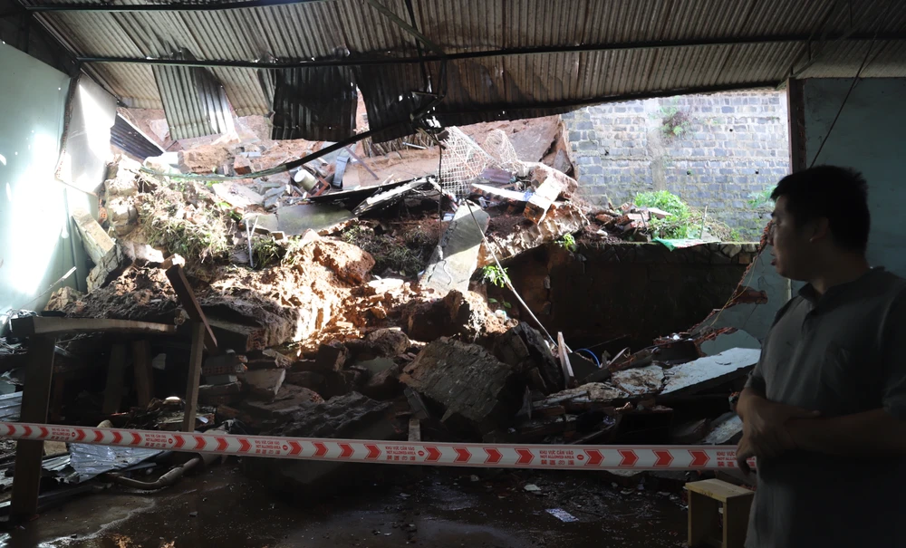 Lượng đất đá khổng lồ từ bờ taluy cao 8 mét đổ sập vào xưởng cán tôn