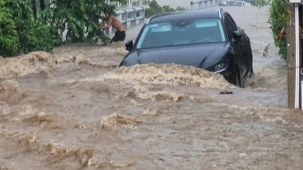 Nhiều phương tiện di chuyển khó khăn vì ngập lụt.