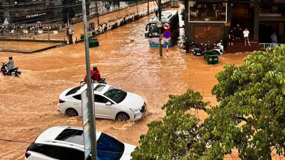 Đường phố Đà Lạt bị ngập cục bộ.