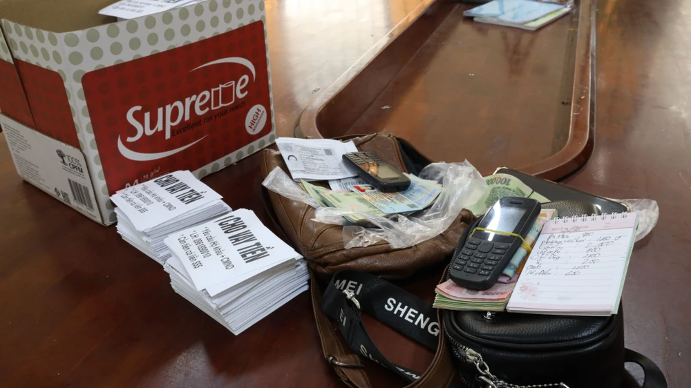 Công an thu giữ nhiều tang vật liên quan đến hoạt động cho vay lãi nặng. Ảnh: VÕ TÙNG