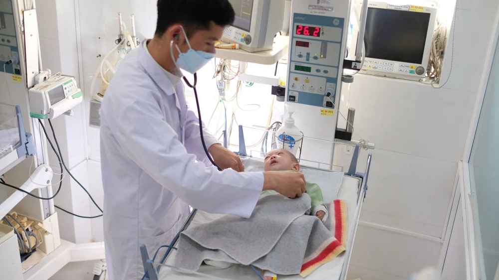 Các y, bác sĩ Bệnh viện Đa khoa Lâm Đồng và chính quyền TP Đà Lạt đã nỗ lực cứu sống và chữa lành cho cháu bé. Ảnh: VT