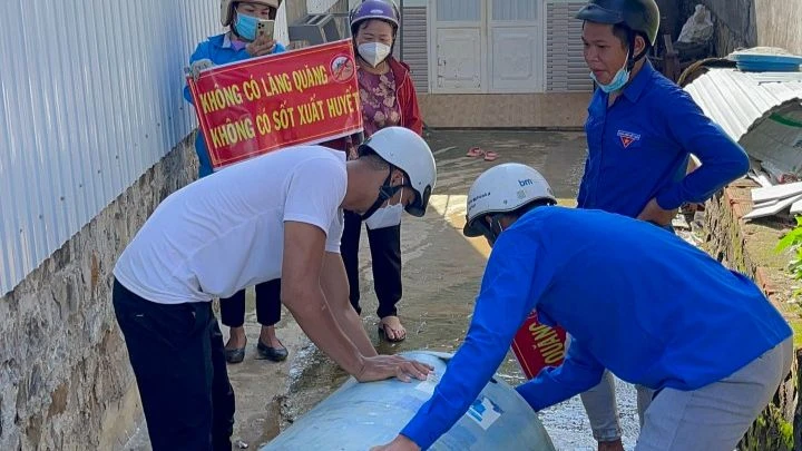 Đoàn viên thanh niên xã Lộc Thành ra quân diệt loăng quăng. Ảnh: DH