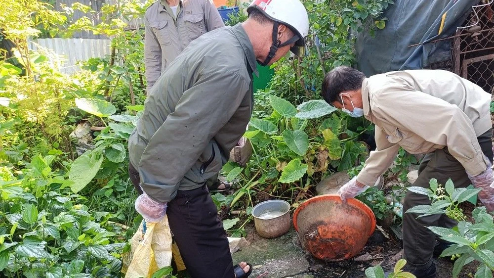 Người dân xã Lộc Thành thay đổi thói quen tích trữ nước bằng lu, khạp. Ảnh: DH