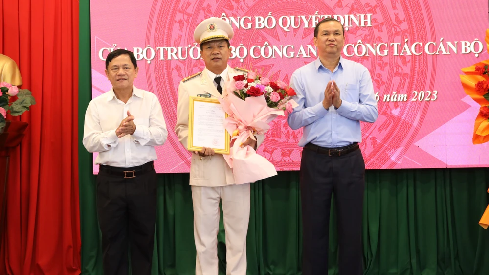 Phó Chủ tịch UBND tỉnh Tây Ninh chúc mừng Thượng tá Phan Văn Triều. Ảnh: VÕ TÙNG