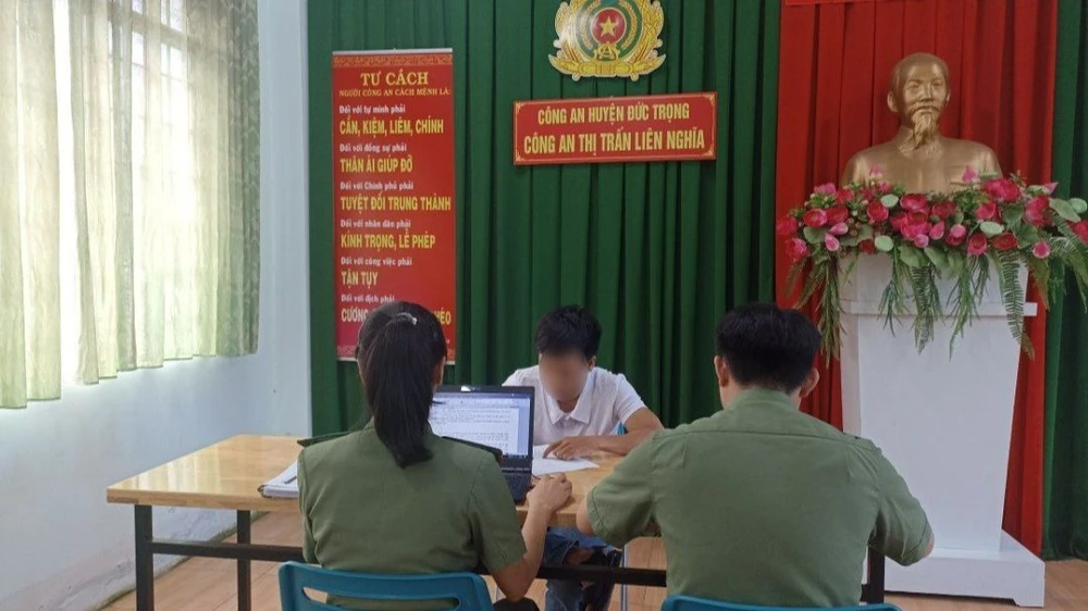 Công an làm việc với thanh niên mua bán thiết bị gian lận. Ảnh: CACC