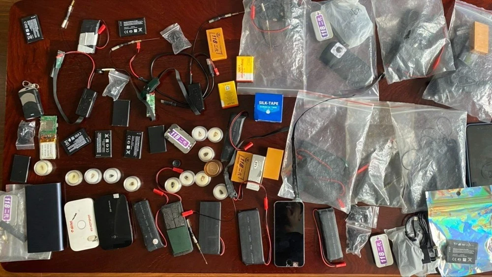 Nhiều thiết bị gian lận thi cử bị phát hiện. Ảnh: CACC