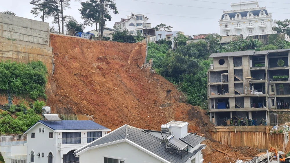 Bờ taluy cao hơn 20 m đã sạt đổ.