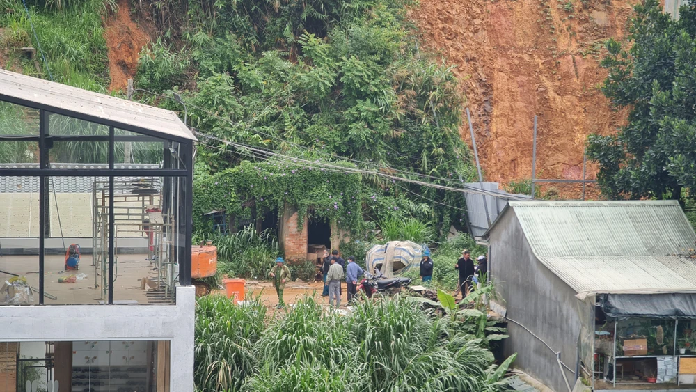 Nhiều lực lượng chức năng đã có mặt tham gia cứu hộ.