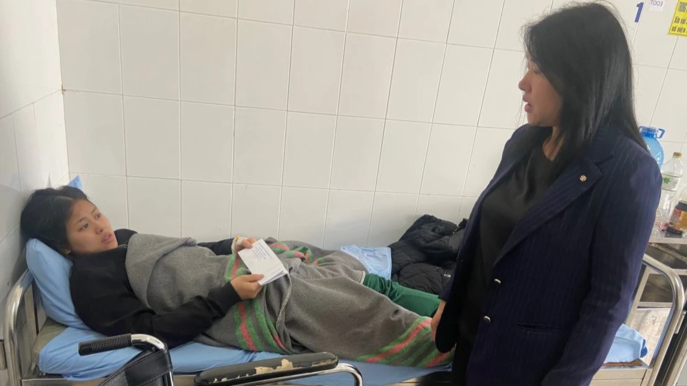 Lãnh đạo UBND TP Đà Lạt thăm hỏi người bị nạn trong vụ sạt lở. Ảnh: TL