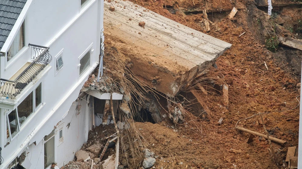 Hiện trường vụ sập taluy khiến 7 người thương vong. Ảnh: VT