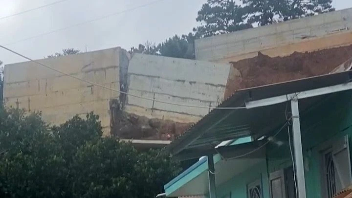 Thời điểm taluy bê tông được chủ động đánh sập.