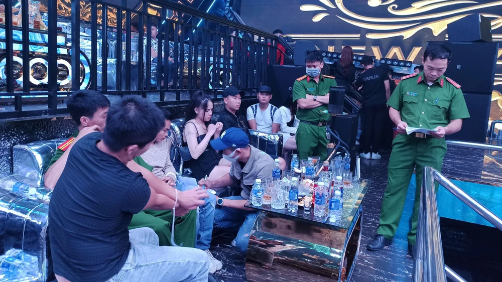 Thời điểm công an kiểm tra vũ trường New Dahlia. Ảnh: VT