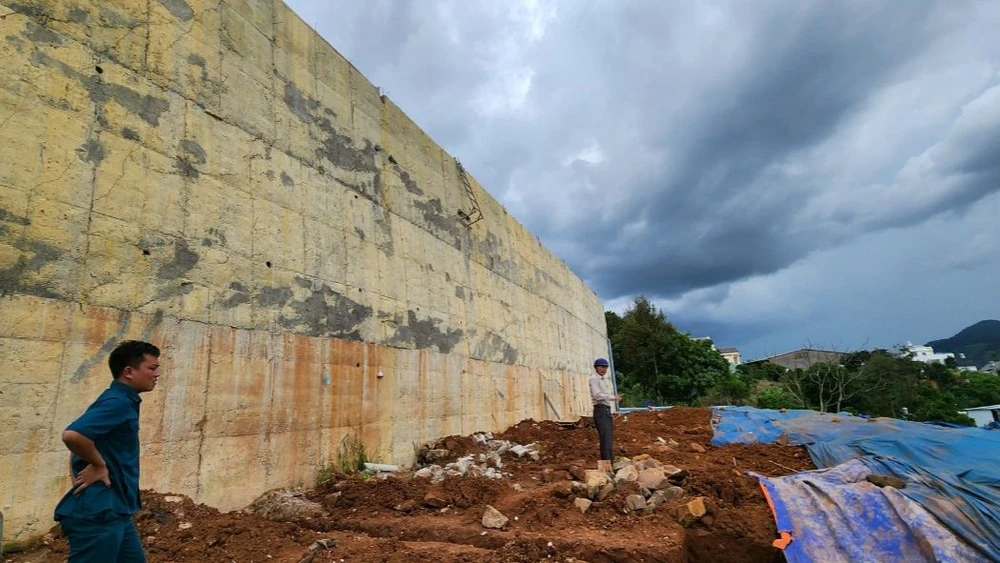 Nhiều hộ dân có nguy cơ mất an toàn khi taluy có nhiều vết nứt, sụt lún. Ảnh: VÕ TÙNG Nhiều hộ dân có nguy cơ mất an toàn khi taluy có nhiều vết nứt, sụt lún. Ảnh: VÕ TÙNG