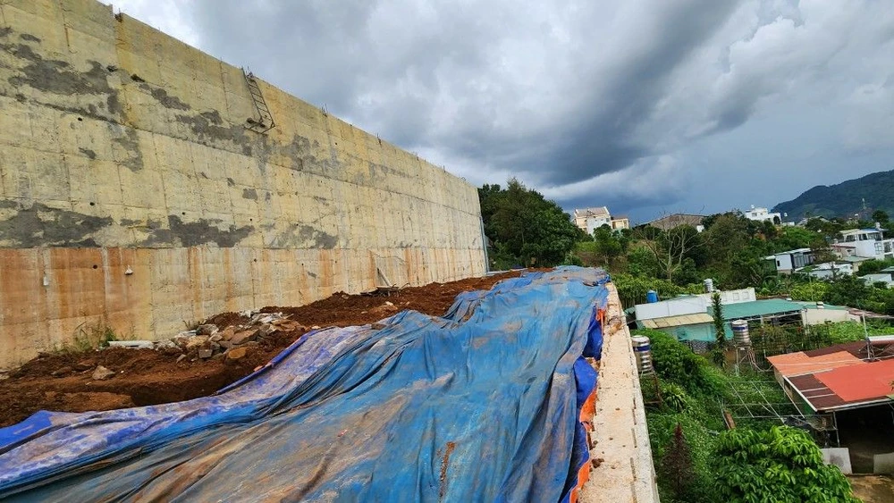 Công trình trái phép khiến chủ tịch phường Lộc Sơn bị tạm đình chỉ công tác. Công trình trái phép khiến chủ tịch phường Lộc Sơn bị tạm đình chỉ công tác.