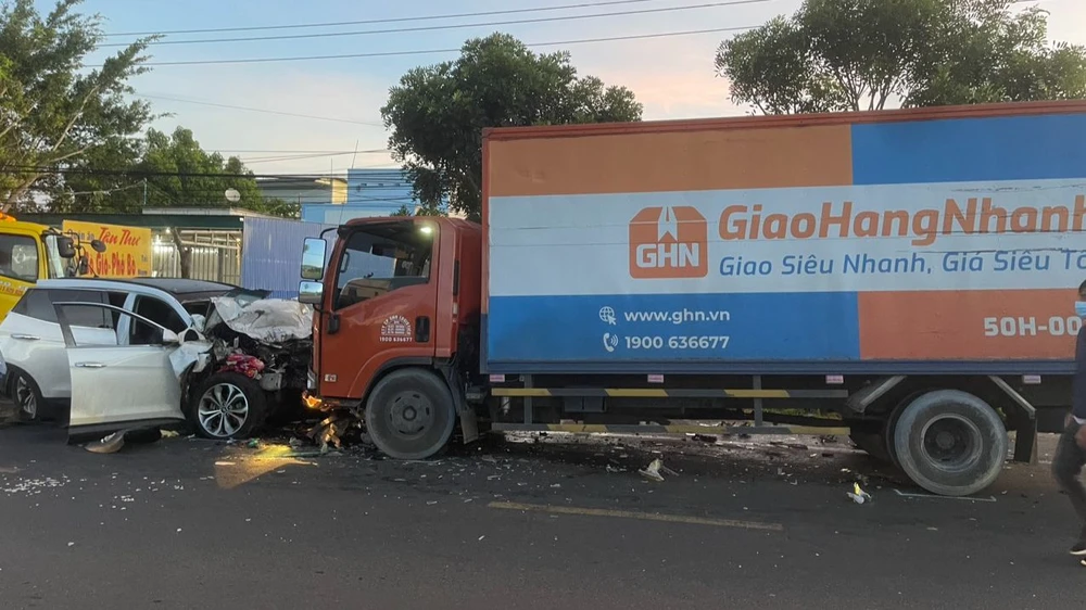 Hai xe đối đầu trên quốc lộ 20. Ảnh: VT