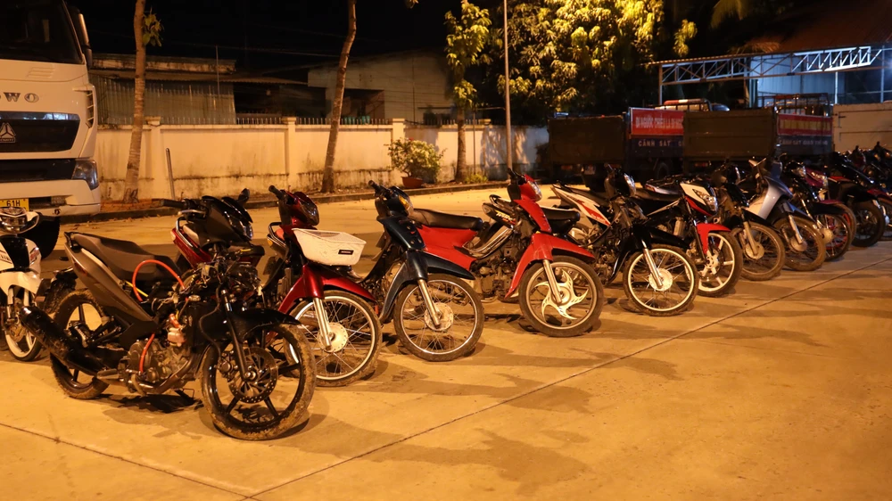 Nhiều xe độ chế bị công an bắt giữ. Ảnh: VÕ TÙNG