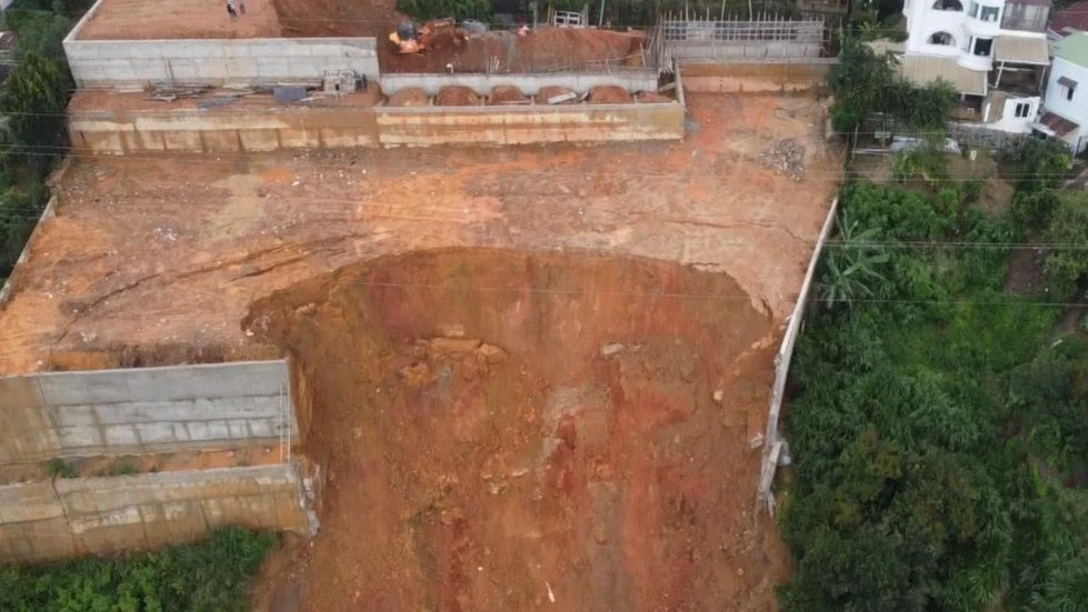 Chủ đầu tư đã đổ 6000 khối đất để san lấp mặt bằng. Ảnh: VÕ TÙNG