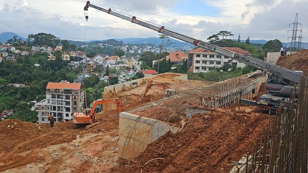 Phó Chủ tịch tỉnh Lâm Đồng nói chủ đầu tư đã quá sai khi đổ quá nhiều đất để làm mặt bằng. Ảnh: VÕ TÙNG