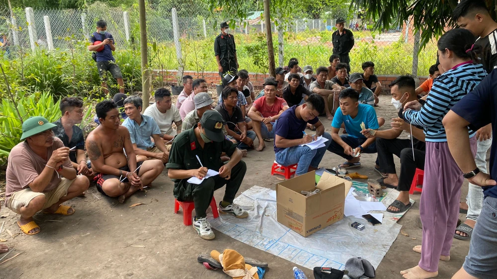 Công an đột kích sòng bạc khủng ở vùng biên. Ảnh: VÕ TÙNG