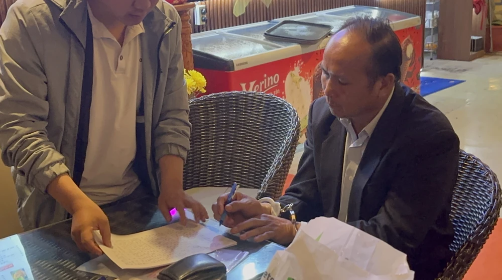 Ông Nguyễn Tự Cường bị đội CSHS bắt giữ khi vừa nhận 500 triệu. Ảnh: VÕ TÙNG