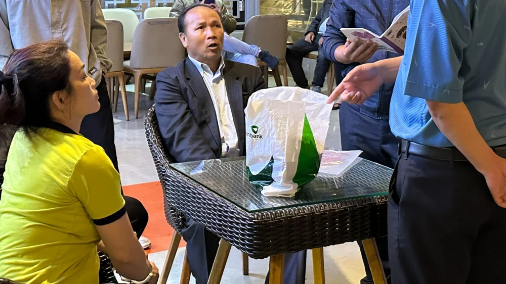 Ông Cường và vợ bị bắt quả tang khi vừa nhận 500 triệu của ông Đoàn Ngọc Đ. Ảnh: VÕ TÙNG Ông Cường và vợ bị bắt quả tang khi vừa nhận 500 triệu của ông Đoàn Ngọc Đ. Ảnh: VÕ TÙNG