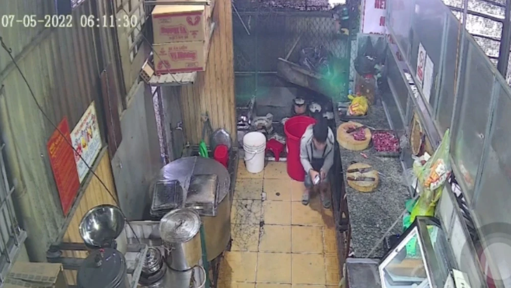 Hiện trường vụ Tiến bắn sang quán Bò tơ Dã Chiến. Ảnh: Cắt từ clip