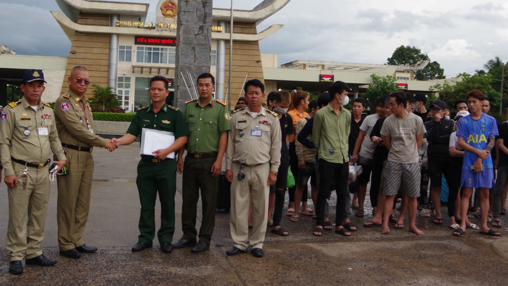 Cơ quan chức năng hai nước bàn giao và tiếp nhận công dân.